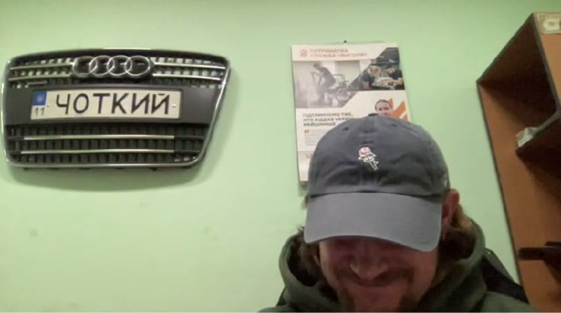 Александр в подсобном помещении на своей авторазборке