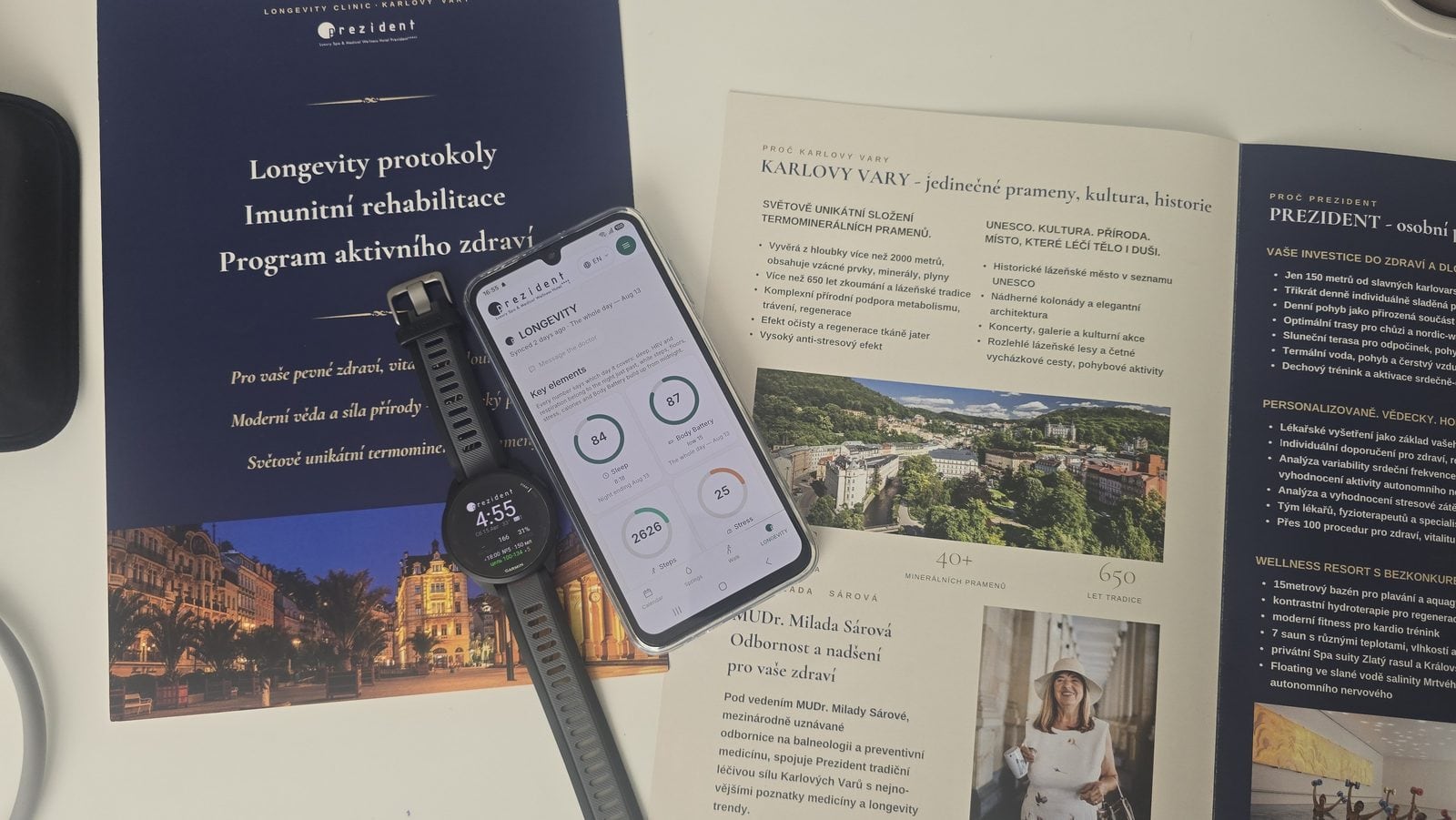 Ëmsetzung vum Longevity Resort am Prezident Luxury Spa & Wellness Hotel (Karlovy Vary): Hotelprotokoller, Garmin Aueren mat engem markéierten Zifferblat an e Gaaschtportal um Telefon