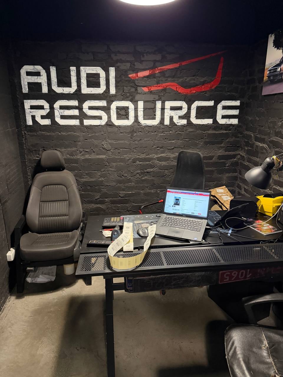 Ноутбук с открытой CRM на рабочем столе авторазборки Audi Resource в Луцке