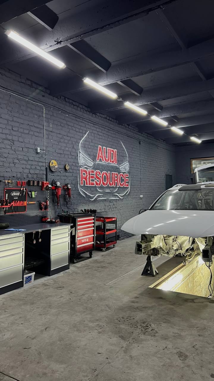 Цех Audi Resource: автомобиль на подъёмнике разбирают на запчасти