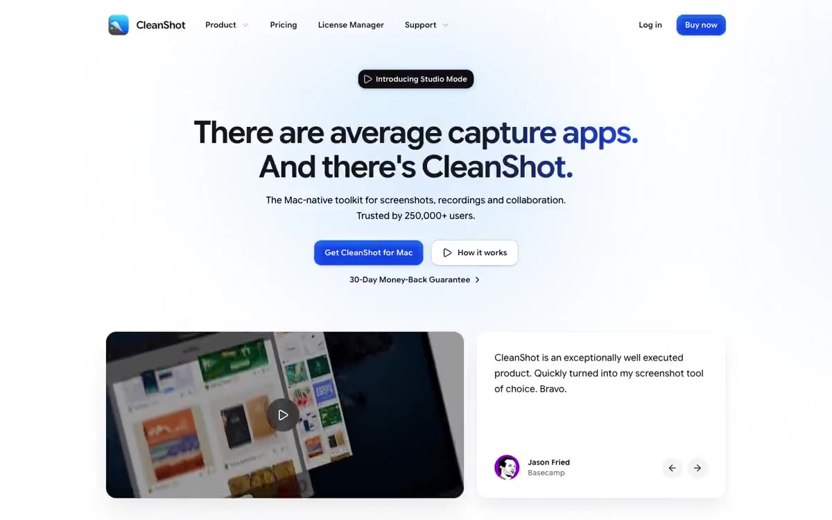 CleanShot X — Студия с синим освещением рабочего стола. Создайте спокойное белое пространство вокруг компактного черного…